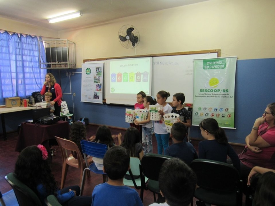Alunos da EMEF Alfredo Juliano visitam aterro sanitário em Sapucaia do Sul/RS