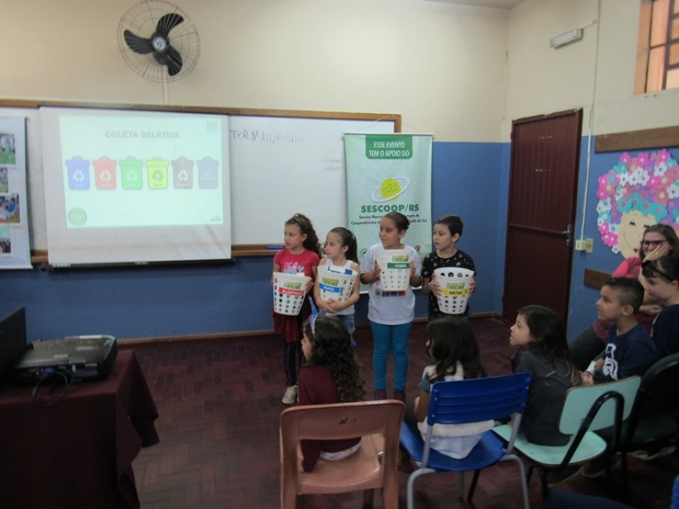 Alunos da EMEF Alfredo Juliano visitam aterro sanitário em Sapucaia do Sul/RS