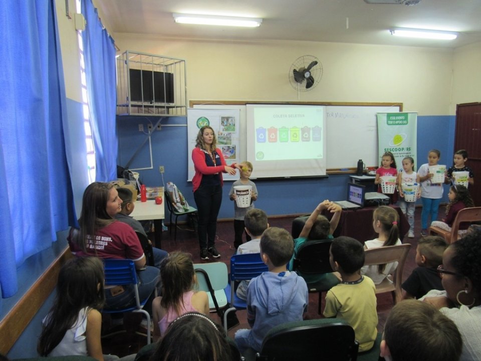 Alunos da EMEF Alfredo Juliano visitam aterro sanitário em Sapucaia do Sul/RS