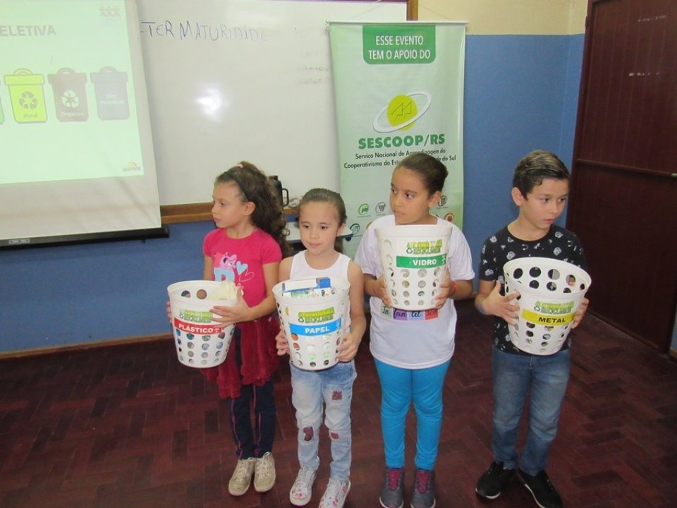 Alunos da EMEF Alfredo Juliano visitam aterro sanitário em Sapucaia do Sul/RS