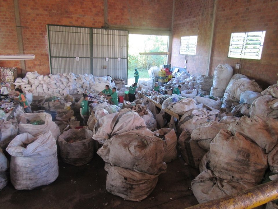 Alunos da EMEF Alfredo Juliano visitam aterro sanitário em Sapucaia do Sul/RS