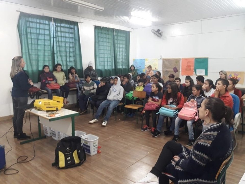 Alunos recebem sensibilização sobre separação de resíduos com a Turminha da Reciclagem