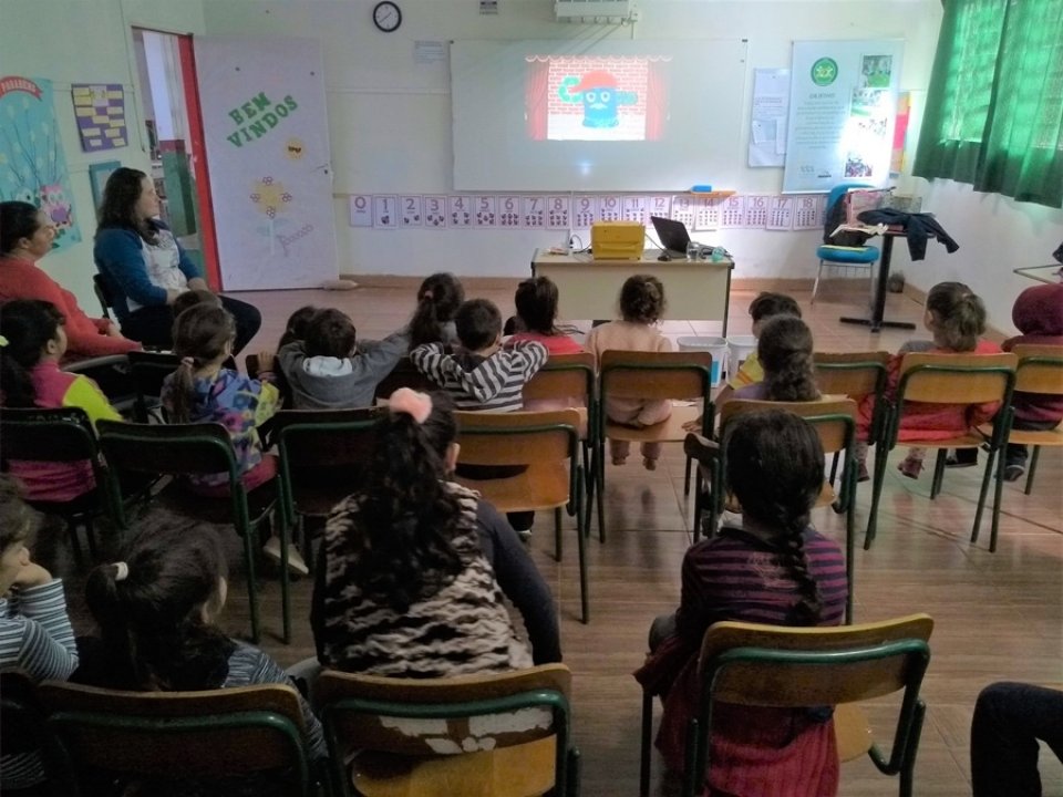 Alunos recebem sensibilização sobre separação de resíduos com a Turminha da Reciclagem