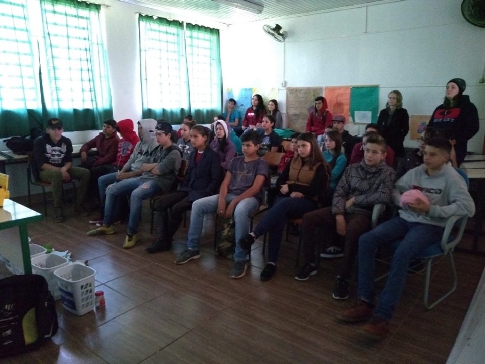 Alunos recebem sensibilização sobre separação de resíduos com a Turminha da Reciclagem