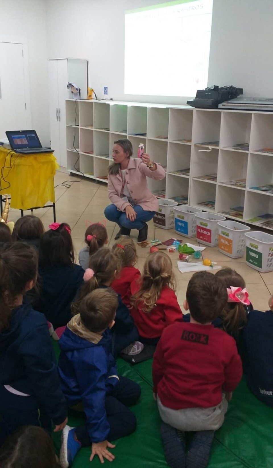 Alunos recebem sensibilização sobre separação de resíduos com a Turminha da Reciclagem