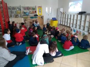 Alunos recebem sensibilização sobre separação de resíduos com a Turminha da Reciclagem