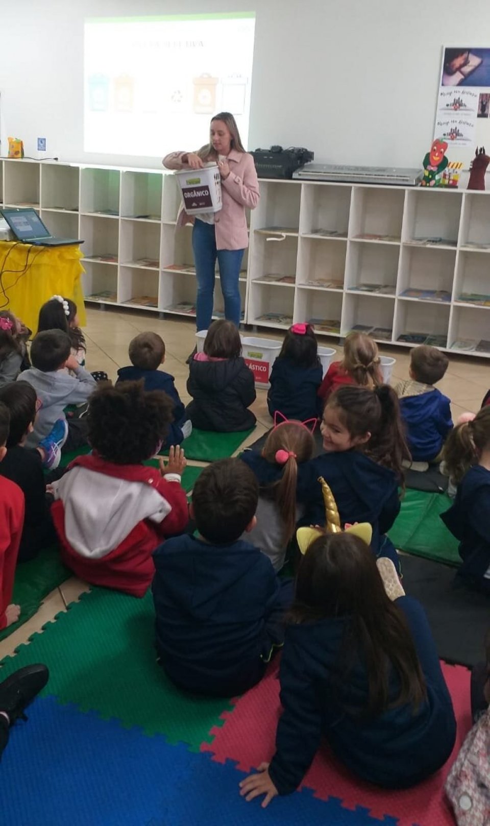 Alunos recebem sensibilização sobre separação de resíduos com a Turminha da Reciclagem