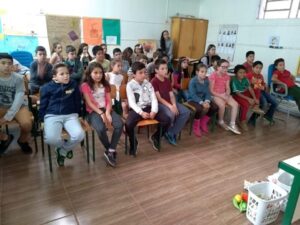 Alunos recebem sensibilização sobre separação de resíduos com a Turminha da Reciclagem