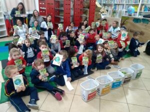 Alunos recebem sensibilização sobre separação de resíduos com a Turminha da Reciclagem