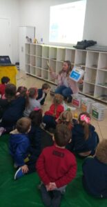 Alunos recebem sensibilização sobre separação de resíduos com a Turminha da Reciclagem