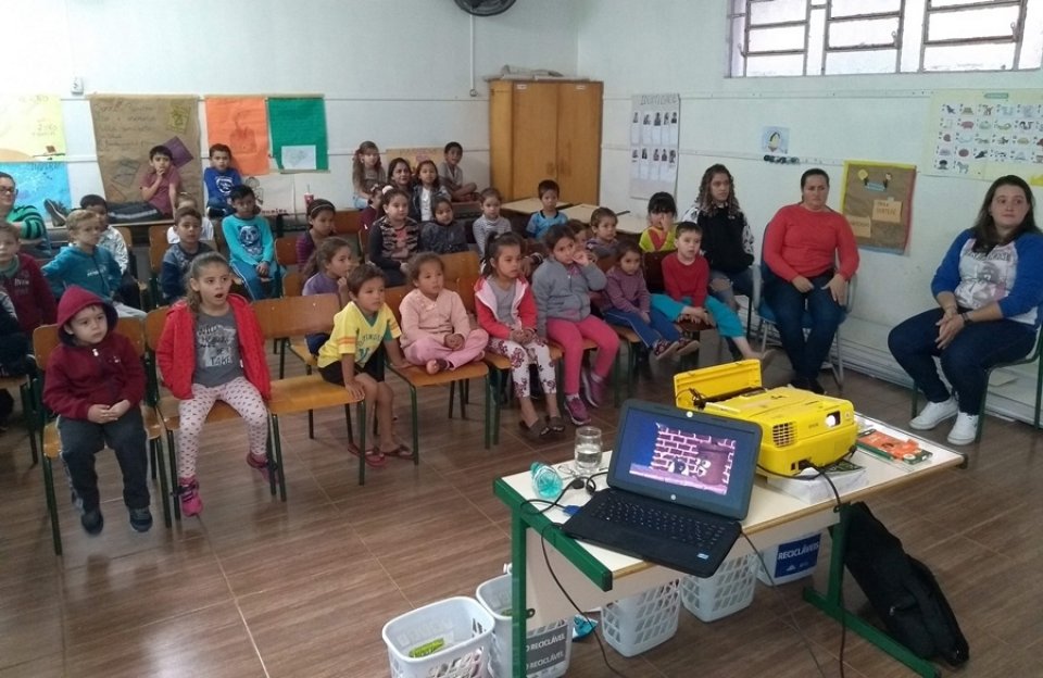 Alunos recebem sensibilização sobre separação de resíduos com a Turminha da Reciclagem