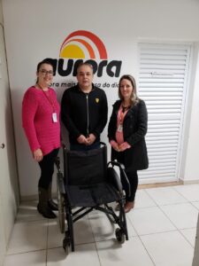 Voluntários do programa Amigo Energia fazem entrega de cadeira de rodas