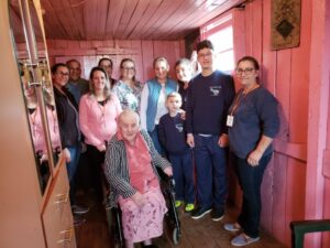 Voluntários do programa Amigo Energia fazem entrega de cadeira de rodas