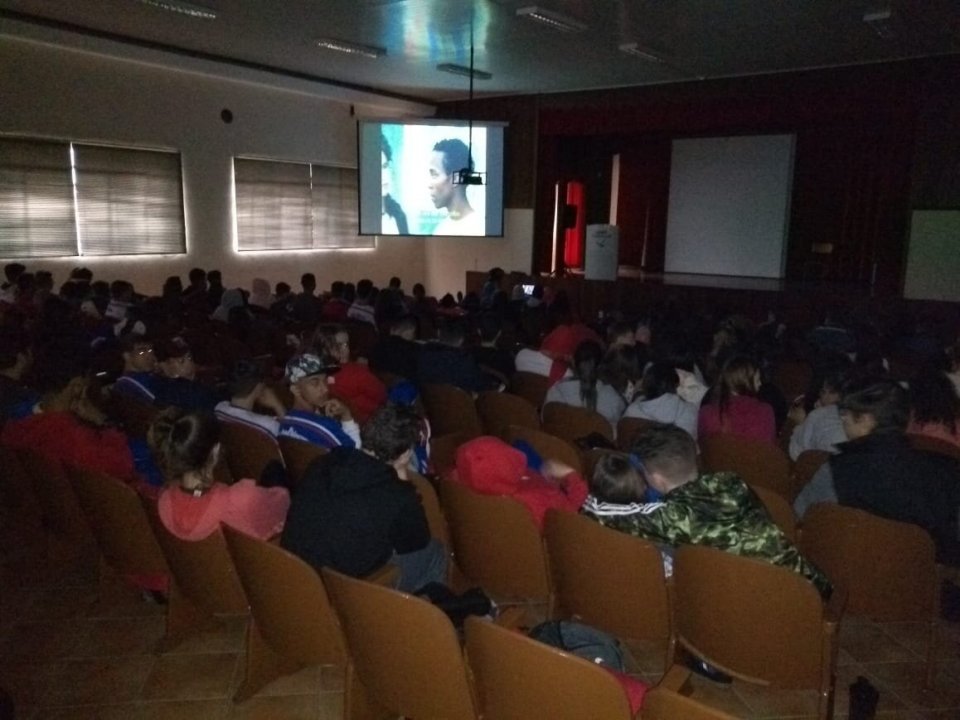 Cinema da Prevenção é realizado na Escola Mater Dolorum de Capinzal/SC