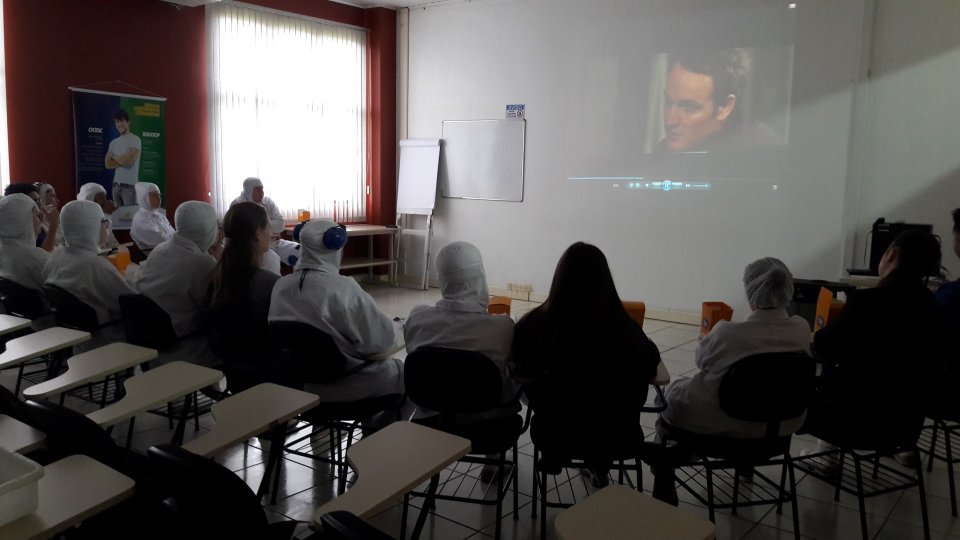 Jovens aprendizes das unidades Aurora de Chapecó e Guatambu participam do Cinema da Prevenção