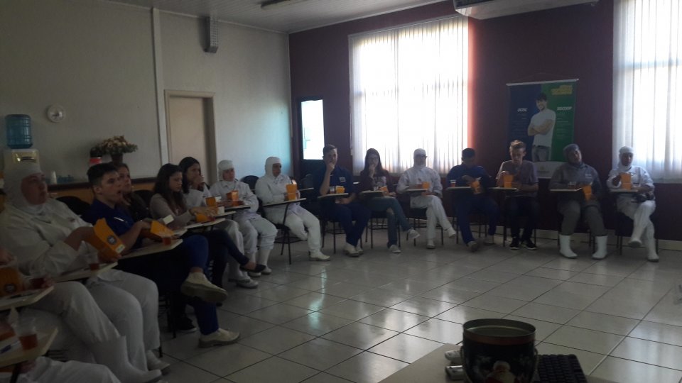 Jovens aprendizes das unidades Aurora de Chapecó e Guatambu participam do Cinema da Prevenção