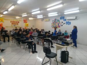 Multiplicadores do Eco Cooperação em Xaxim realizam atividade em escola do município