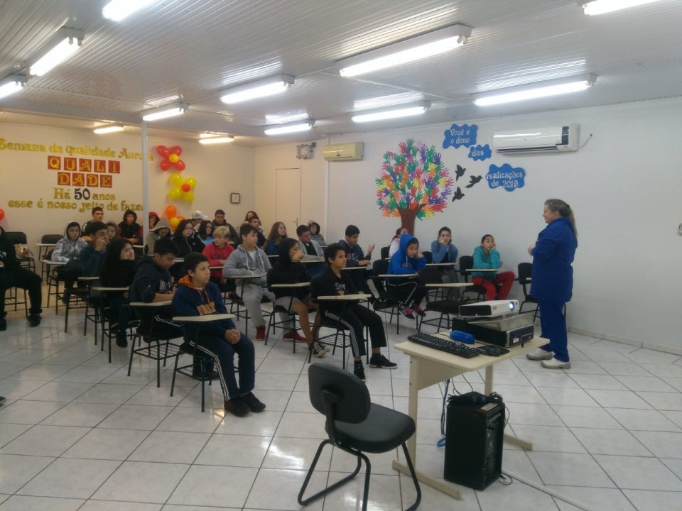 Multiplicadores do Eco Cooperação em Xaxim realizam atividade em escola do município