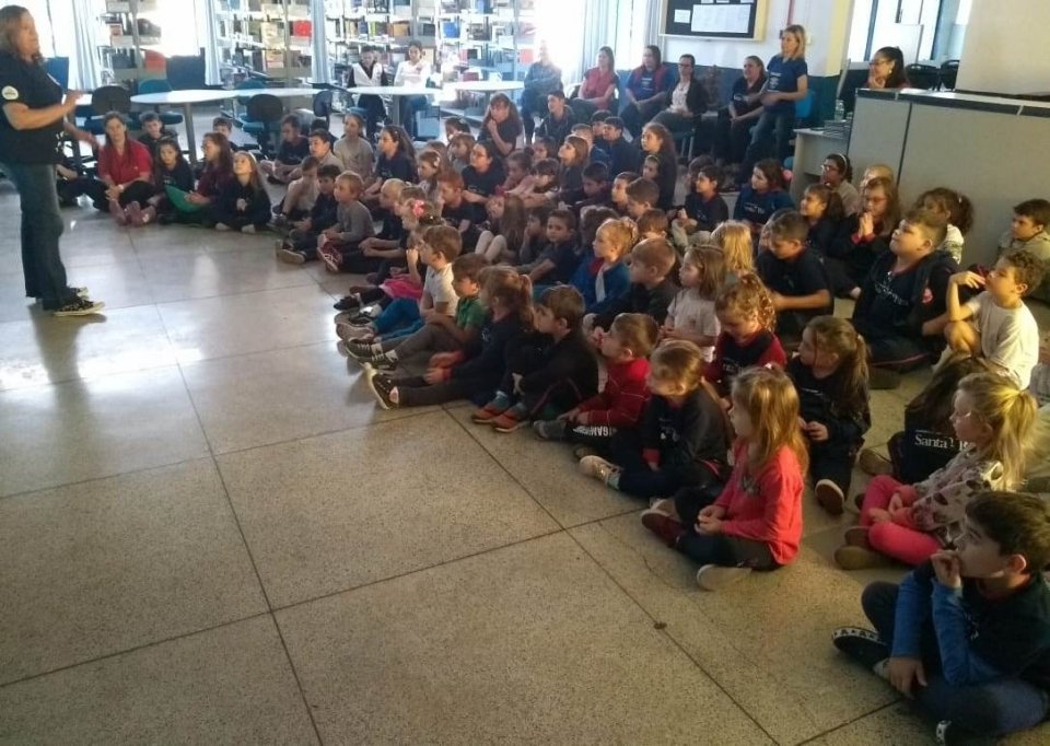 Roda de Leitura realiza ação no Colégio Santa Rita de Chapecó/SC