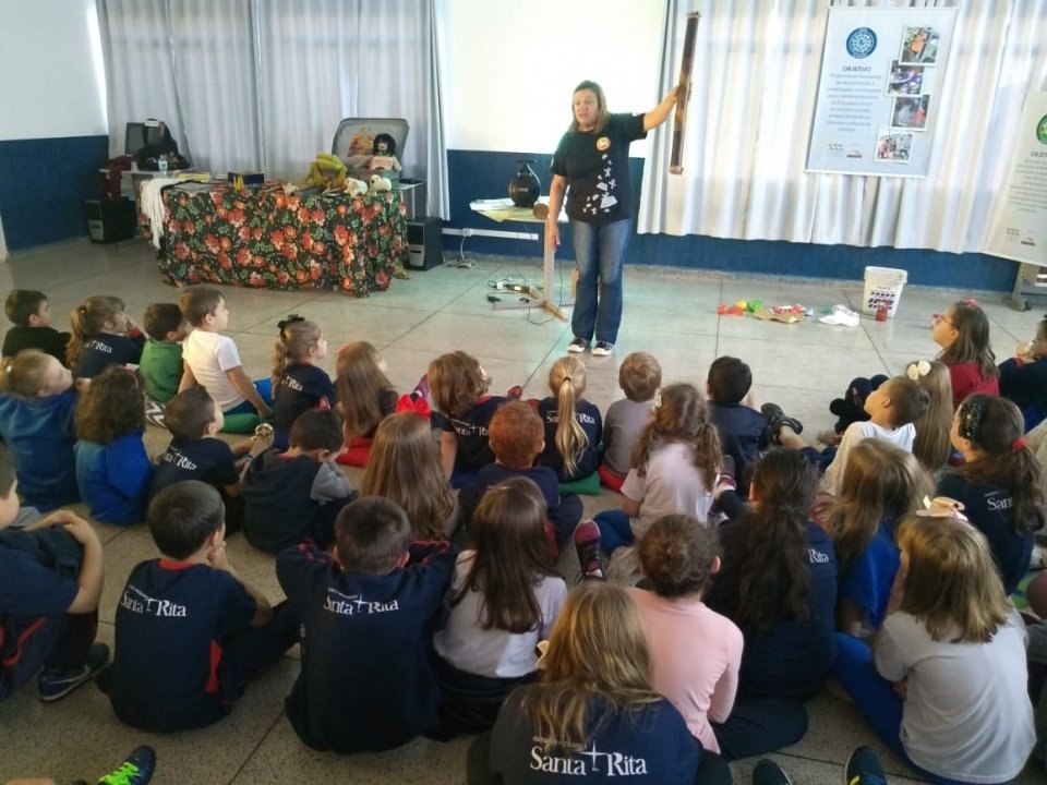 Roda de Leitura realiza ação no Colégio Santa Rita de Chapecó/SC