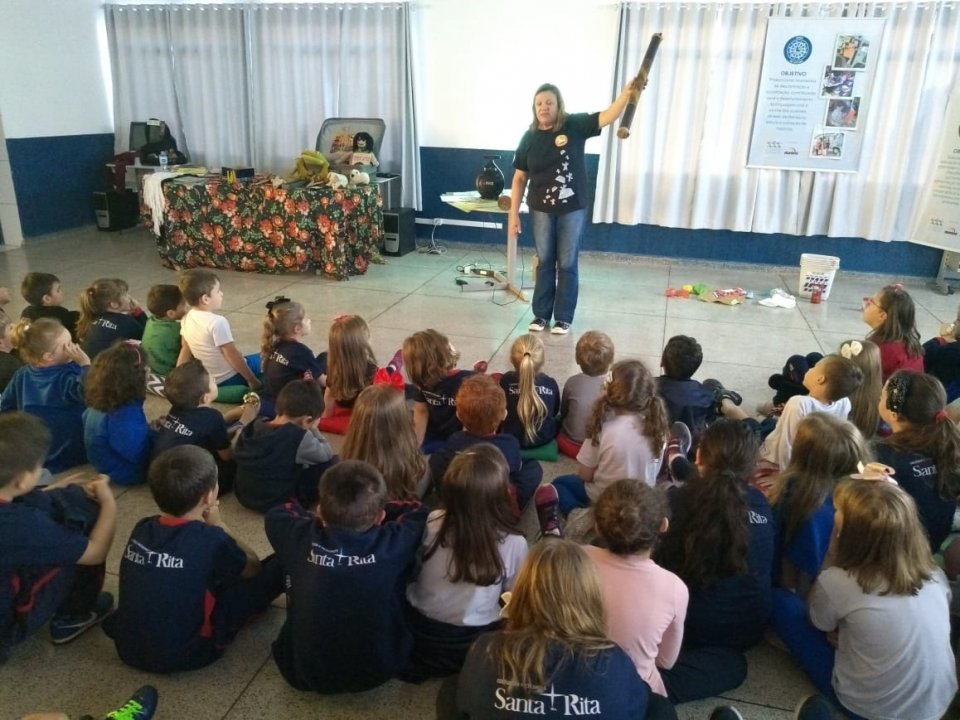 Roda de Leitura realiza ação no Colégio Santa Rita de Chapecó/SC