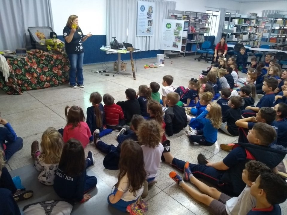 Roda de Leitura realiza ação no Colégio Santa Rita de Chapecó/SC