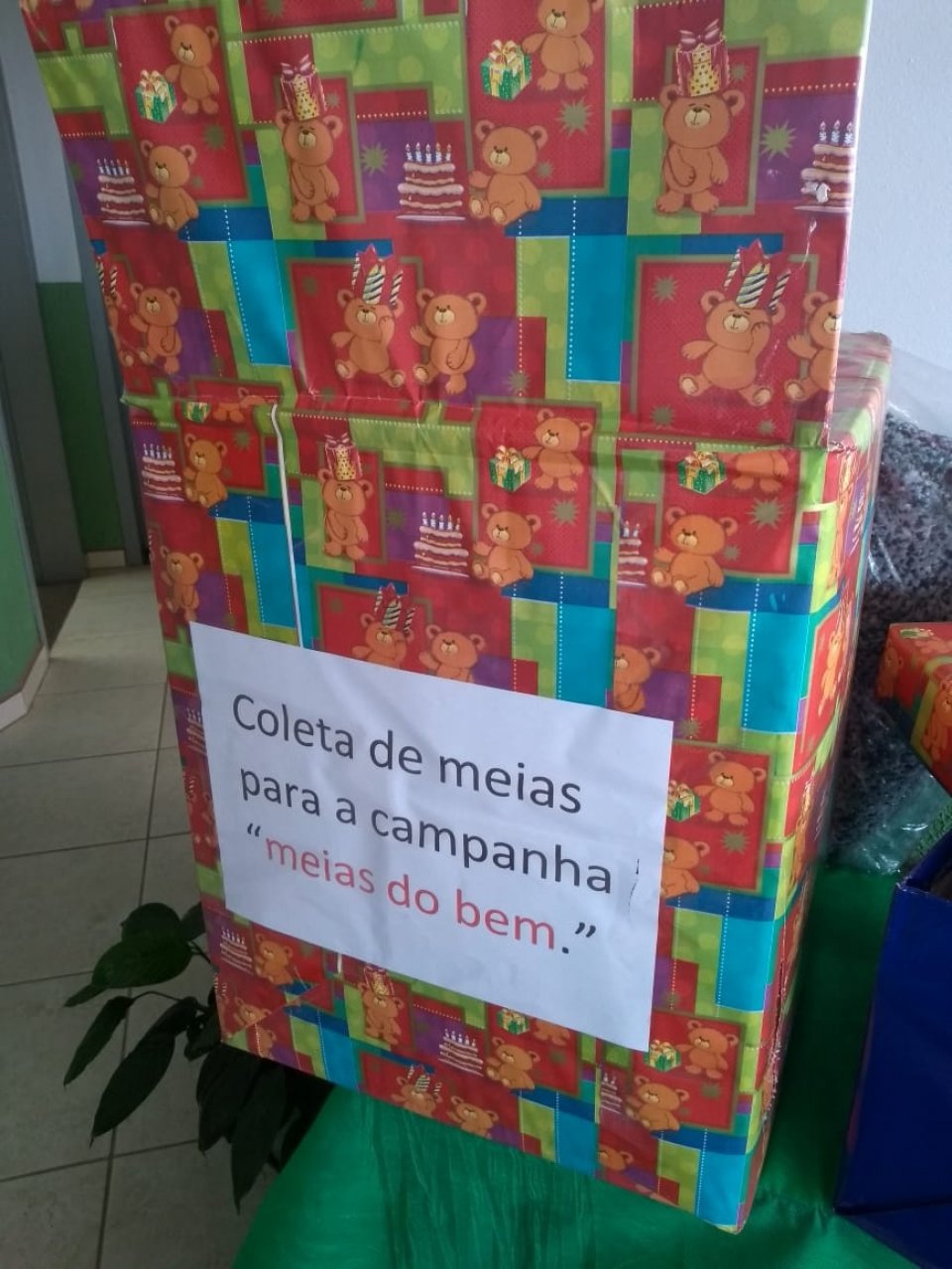 Voluntários de Sarandi/RS realizam campanha Meias do Bem em escola municipal