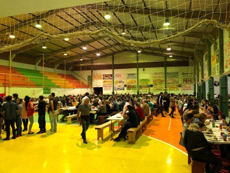 Voluntários do programa Amigo Energia participam de Macarronada Beneficente