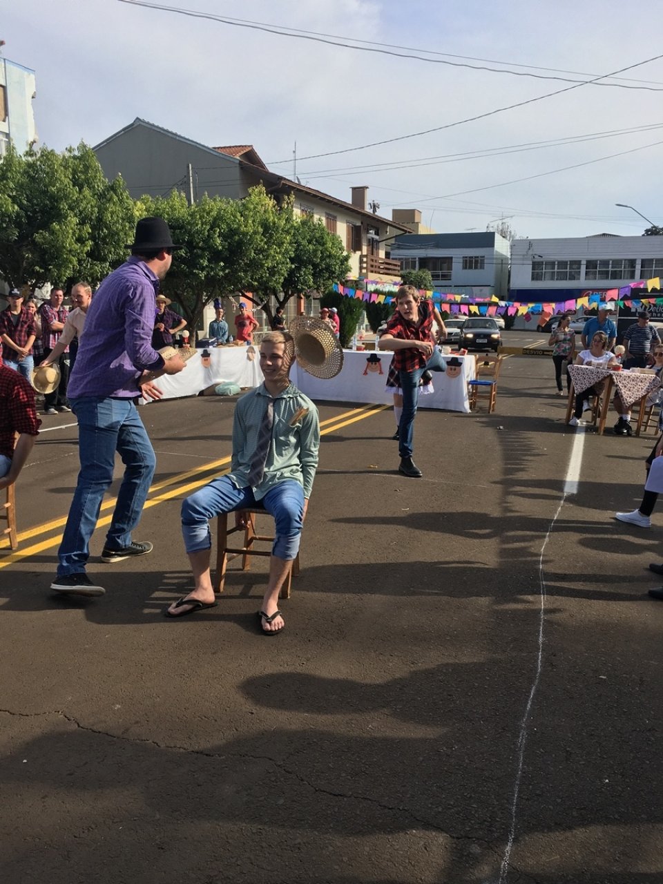 Voluntários de Cunha Porã participam de Gincana Junina da APAE