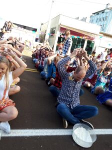 Voluntários de Cunha Porã participam de Gincana Junina da APAE