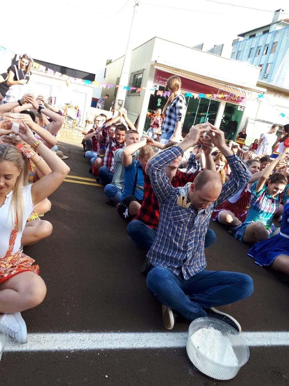 Voluntários de Cunha Porã participam de Gincana Junina da APAE