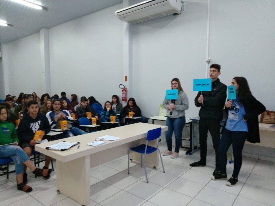 Incubatório Chapecó promove Cinema da Prevenção e atende mais de 180 adolescentes