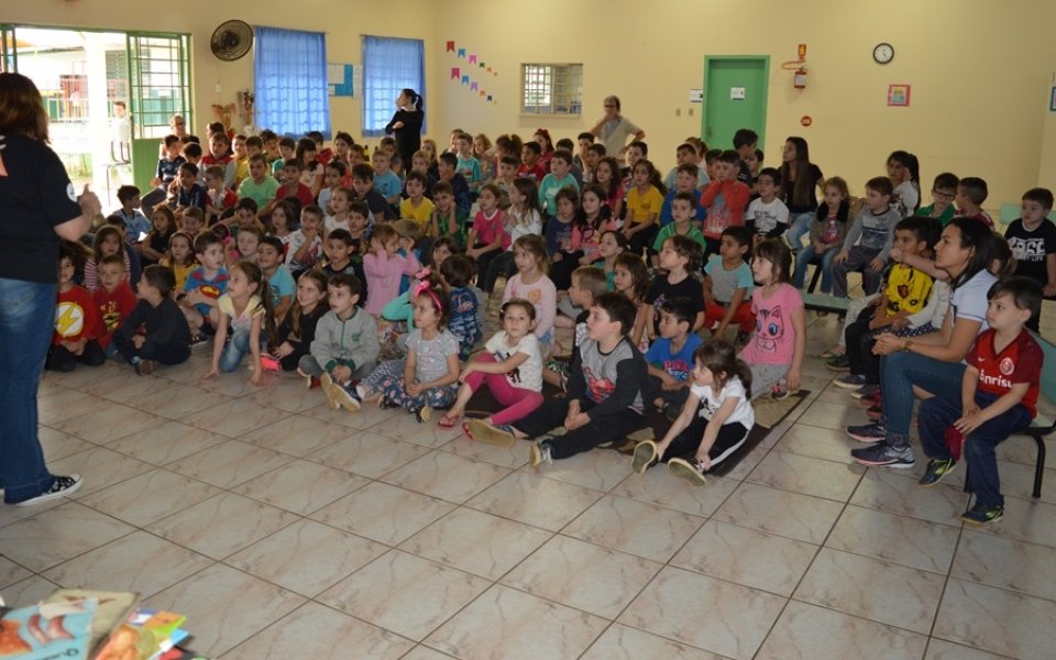 Roda de Leitura realiza ação na E.B.M. São Cristóvão e E.E.B. Druziana Sartori em Chapecó