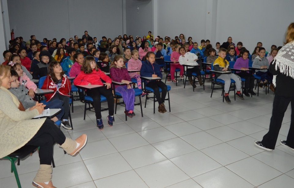 Roda de Leitura realiza ação na E.B.M. São Cristóvão e E.E.B. Druziana Sartori em Chapecó