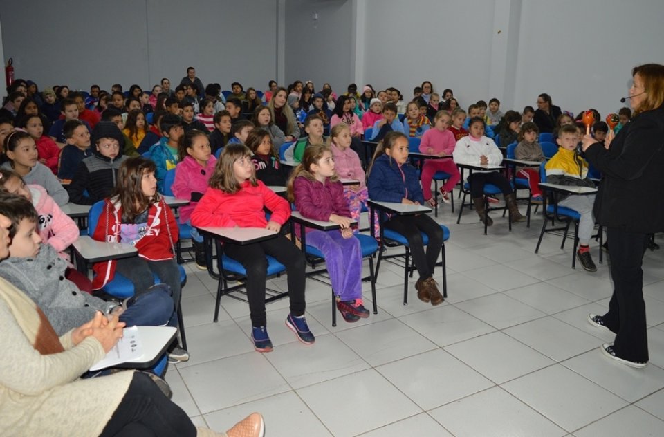 Roda de Leitura realiza ação na E.B.M. São Cristóvão e E.E.B. Druziana Sartori em Chapecó
