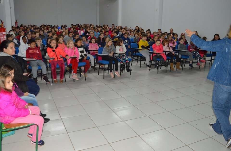 Roda de Leitura realiza ação na E.B.M. São Cristóvão e E.E.B. Druziana Sartori em Chapecó