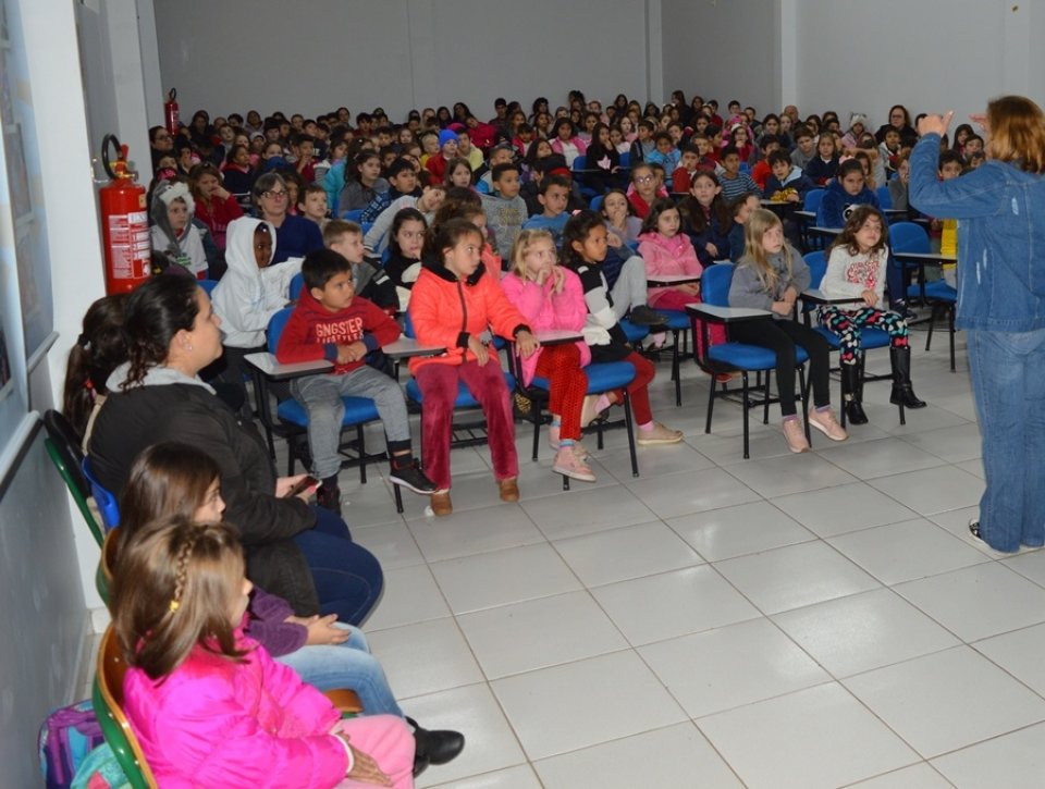 Roda de Leitura realiza ação na E.B.M. São Cristóvão e E.E.B. Druziana Sartori em Chapecó