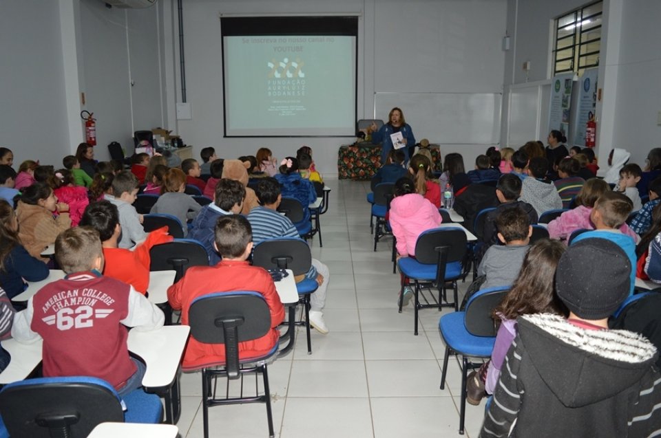 Roda de Leitura realiza ação na E.B.M. São Cristóvão e E.E.B. Druziana Sartori em Chapecó