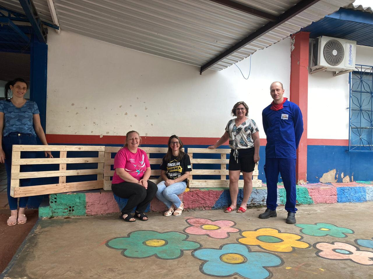 Voluntários confeccionam porta-livros para escola de Cunha Porã