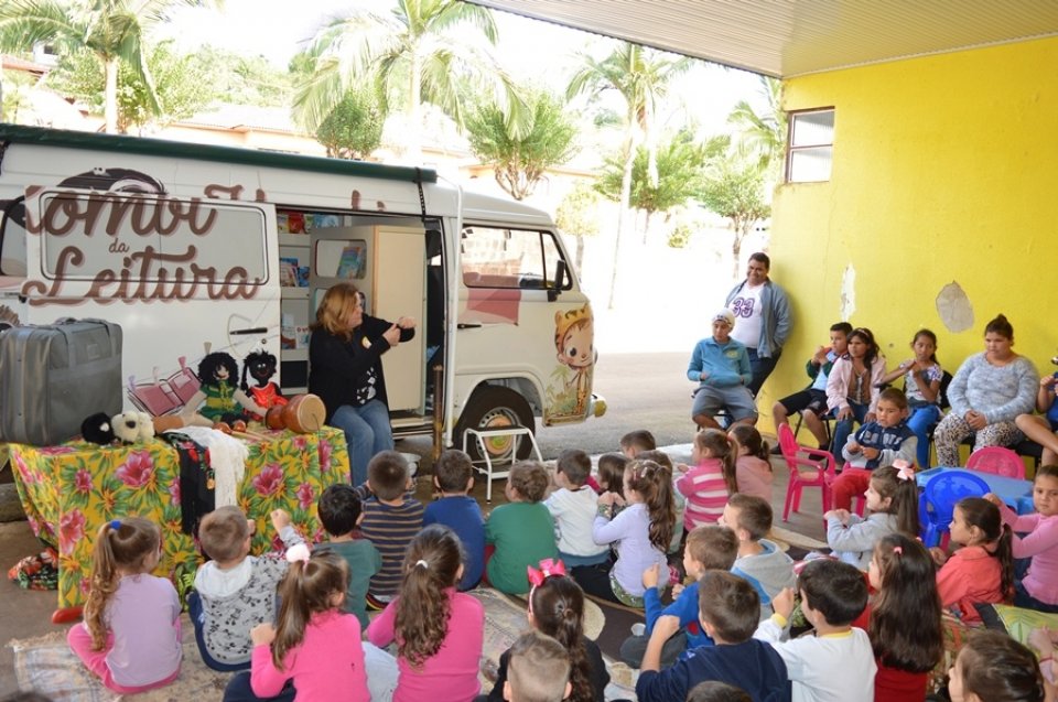 Contação de Histórias para estudantes do município de Caxambu do Sul