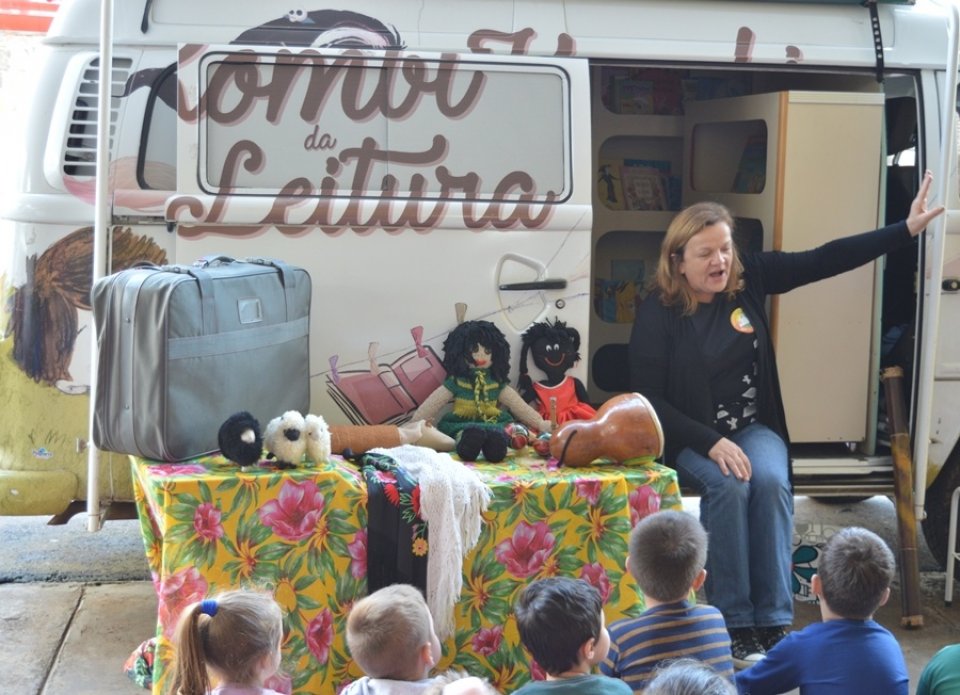 Contação de Histórias para estudantes do município de Caxambu do Sul