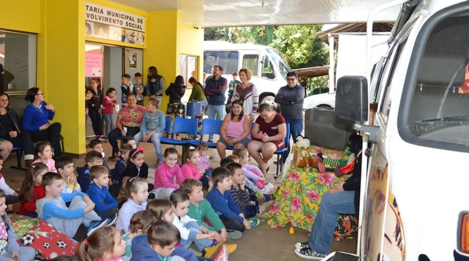 Contação de Histórias para estudantes do município de Caxambu do Sul