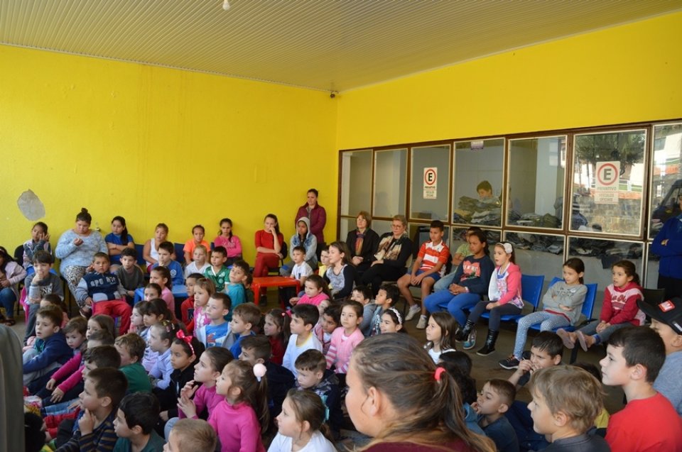 Contação de Histórias para estudantes do município de Caxambu do Sul