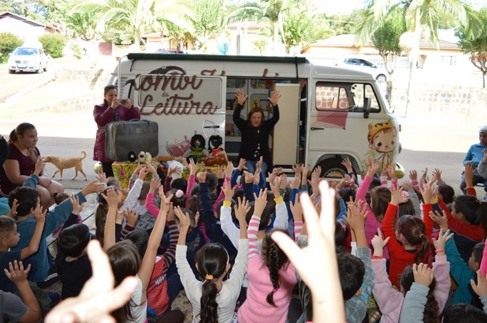Contação de Histórias para estudantes do município de Caxambu do Sul