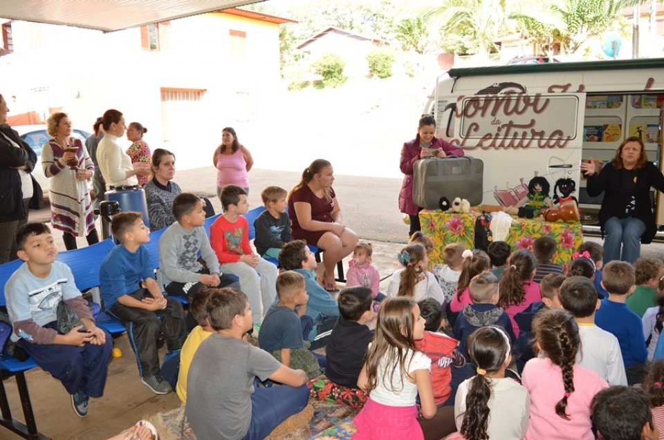 Contação de Histórias para estudantes do município de Caxambu do Sul