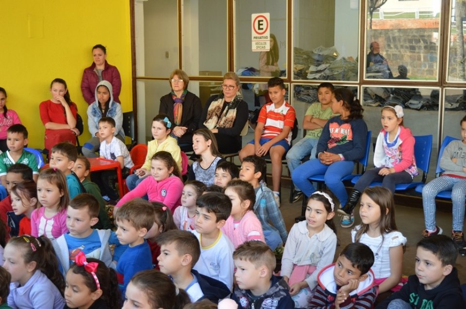 Contação de Histórias para estudantes do município de Caxambu do Sul