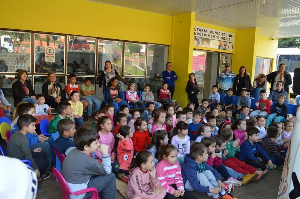 Contação de Histórias para estudantes do município de Caxambu do Sul