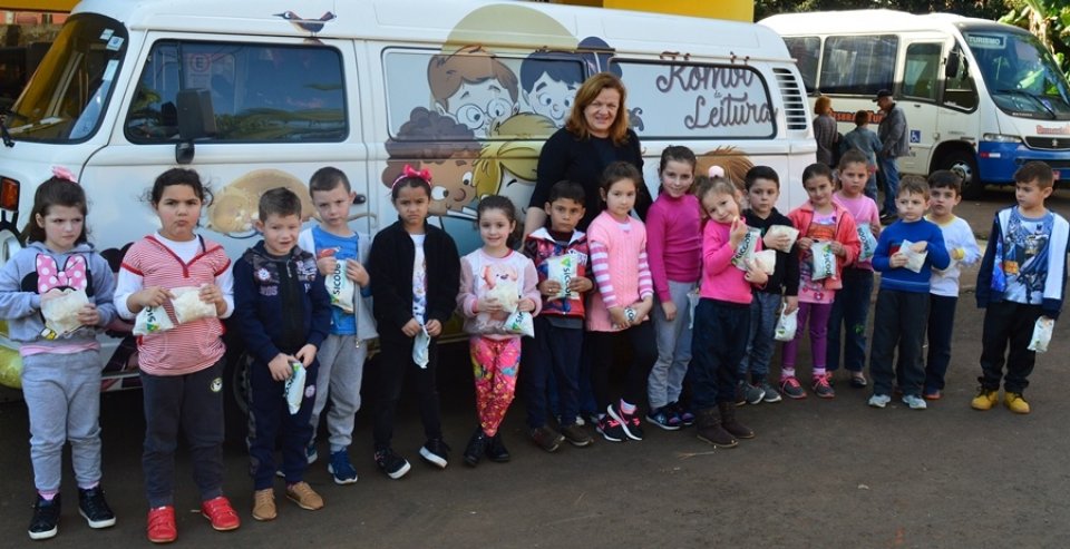 Contação de Histórias para estudantes do município de Caxambu do Sul