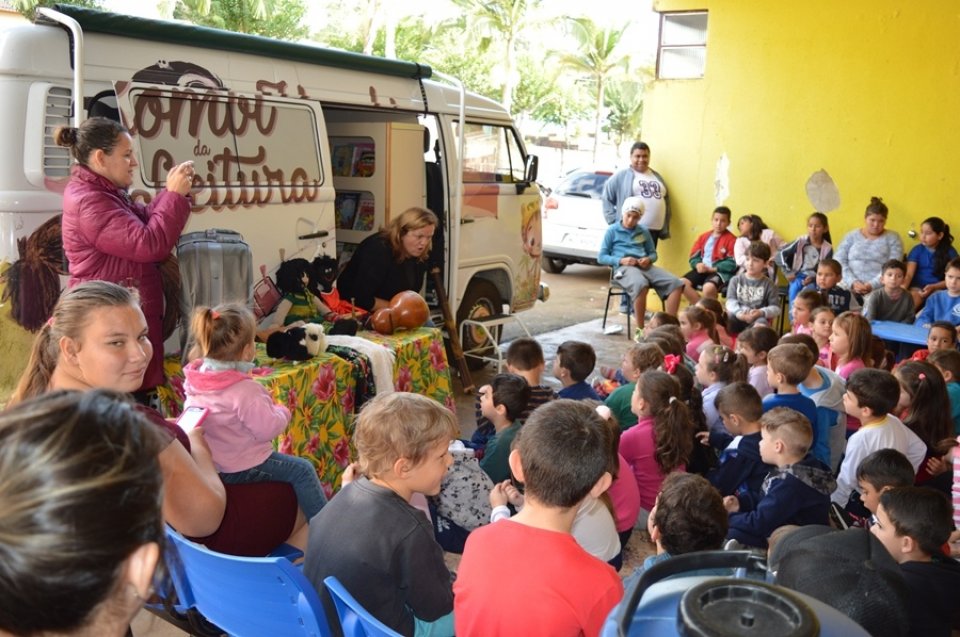 Contação de Histórias para estudantes do município de Caxambu do Sul
