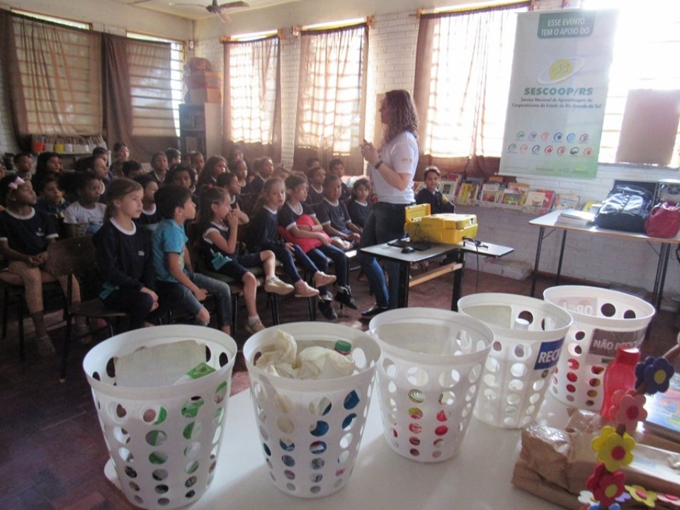 Eco Cooperação atende escolas e instituições sociais em Canoas